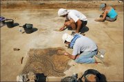 Des archologues nettoient le 27 juin 2007  Nmes une mosaque de Bacchus